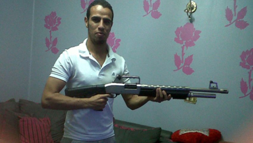 حازم إمام يحتفل مع أهالى إمبابة برحيل مرسى